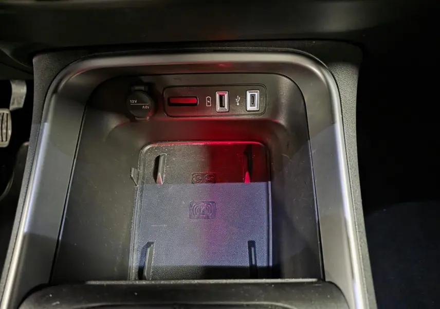 Vue rapprochée de la console centrale du Jeep Avenger 2025, montrant le chargeur sans fil et prises USB.