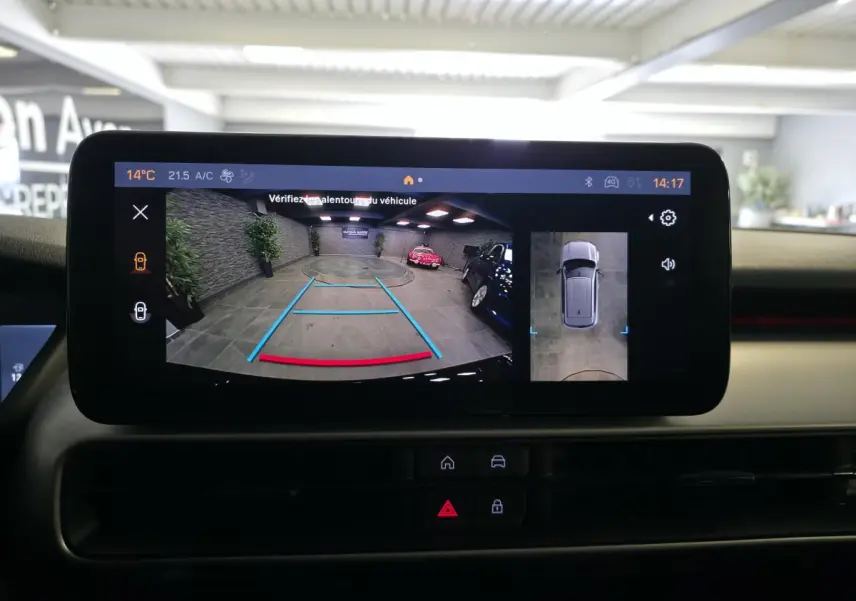 Écran tactile intérieur montrant la caméra de recul et vue 360° du Jeep Avenger noir en stationnement.