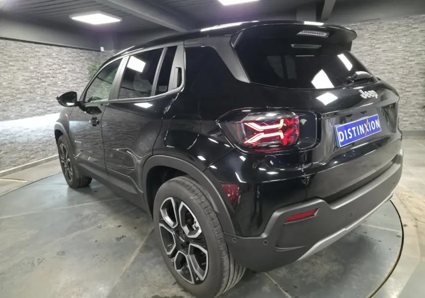 Jeep Avenger noir vu en 3/4 arrière droit, avec feux arrière LED et jantes alliage 18 pouces distinctives.