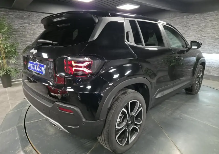 Jeep Avenger noir vue 3/4 arrière droit, avec jantes alliage et feux arrière LED distinctifs.