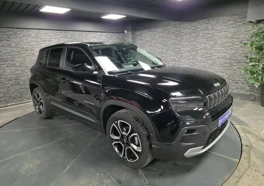 Jeep Avenger noir en 3/4 avant droit, avec calandre gloss black et jantes alliage 18 pouces distinctives.