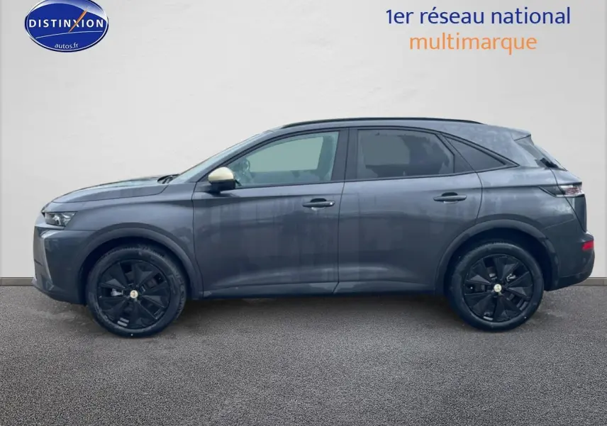 Profil droit du SUV DS7 gris titane avec jantes noires et rétroviseur couleur contrastée beige.