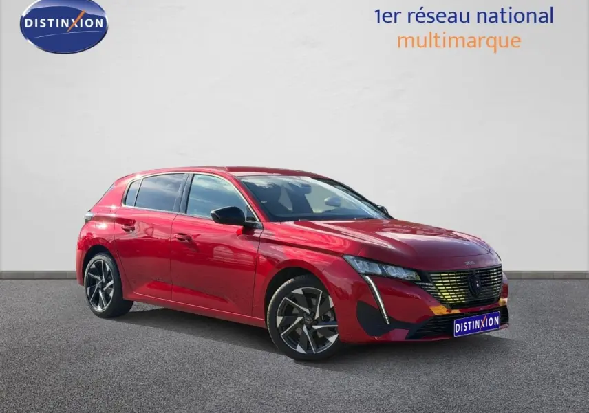 Peugeot 308 rouge Elixir vue 3/4 avant droit, avec calandre noire et jantes alliage distinctives.