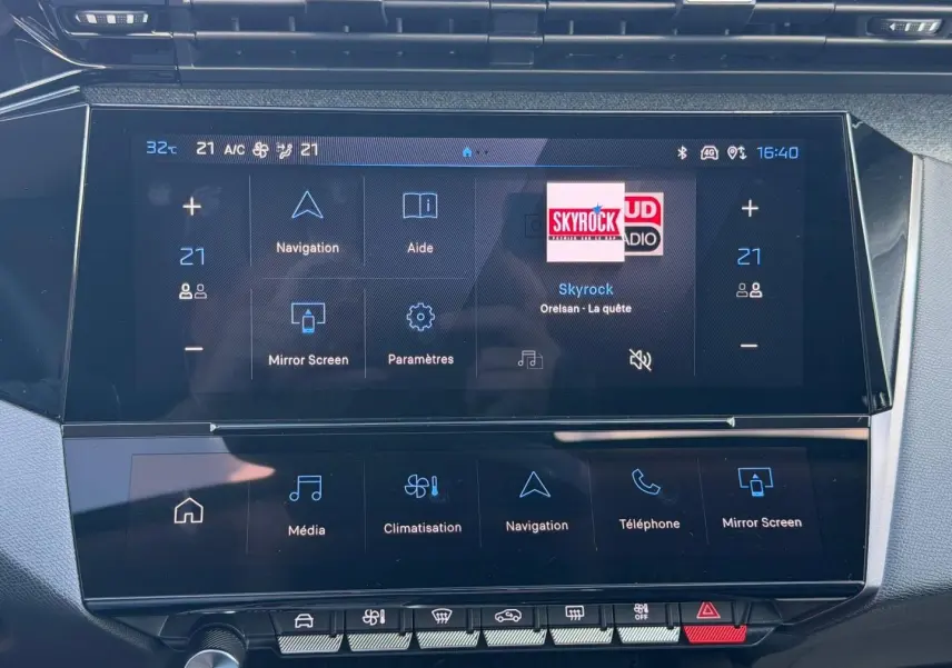 Écran tactile central du tableau de bord de la Peugeot 308 Hybrid, affichant la radio et les commandes multimédia.