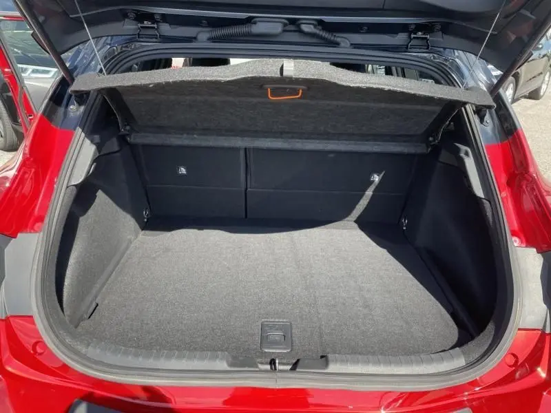 Coffre ouvert vu de l'arrière d'une Toyota Corolla 184 H Collection rouge métal avec toit noir, modèle hybride 2019.