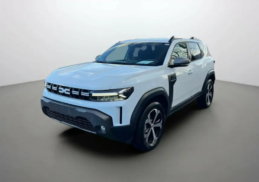 Dacia Duster 2025 blanc glacier en 3/4 avant droit, avec calandre noire et jantes alliage distinctives.