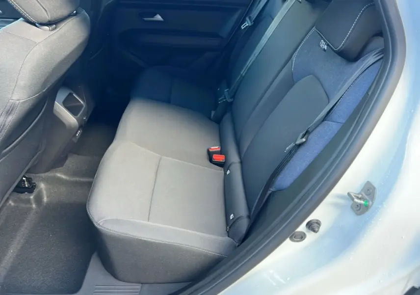 Vue intérieure côté droit des sièges arrière en tissu gris du Dacia Duster blanc glacier 2025.