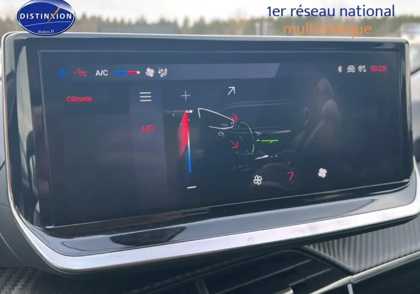 Écran tactile du tableau de bord de la Peugeot 208 1.2 100 style, affichant les réglages de climatisation.
