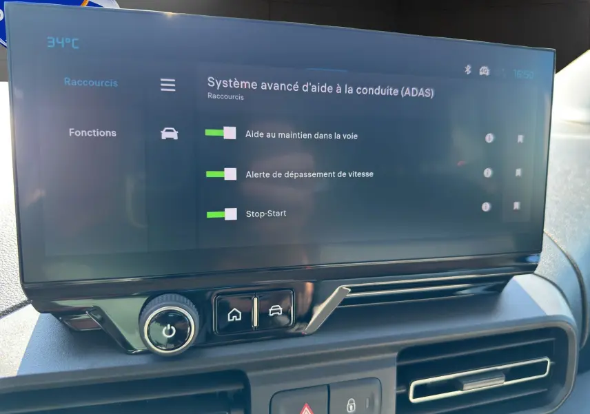 Écran tactile central du tableau de bord du Citroën Berlingo N1 noir, affichant les aides à la conduite.