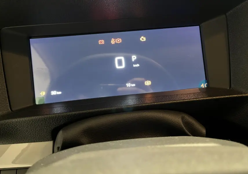 Affichage numérique du combiné de bord du Peugeot Expert Fourgon 2024, vu de face, avec indicateurs lumineux allumés.