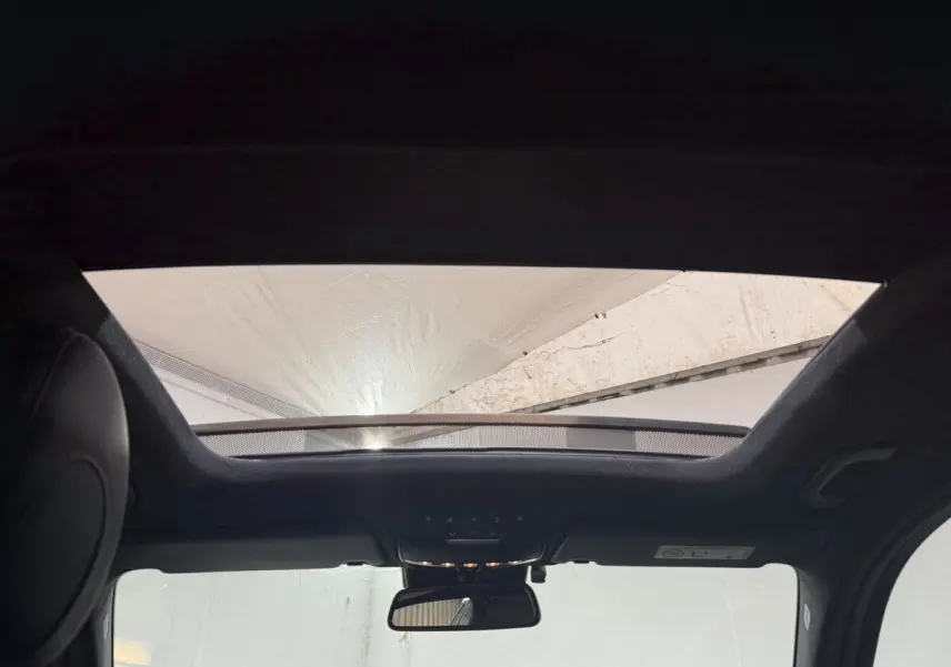 Vue intérieure vers le toit ouvrant en verre inclinable du Mercedes GLC 250 Fascination 4Matic gris foncé, 2019.