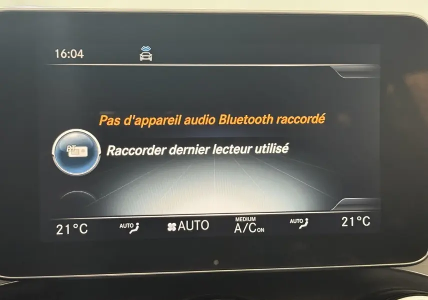 Écran central de la Mercedes GLC 250 Fascination 2019 affichant la connexion Bluetooth, vue intérieure frontale.