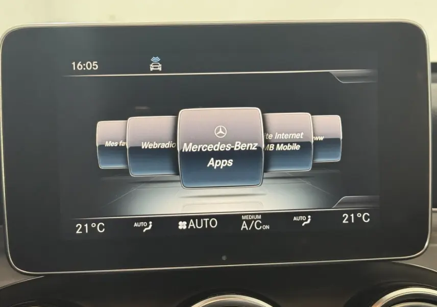 Écran central du Mercedes GLC 250 Fascination 2019 affichant les applications Mercedes-Benz, vue intérieure.