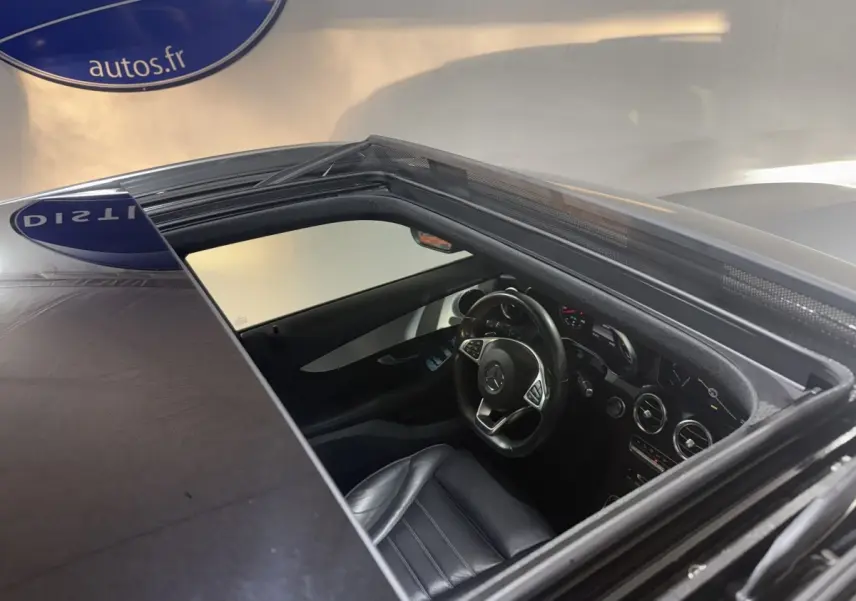 Vue plongeante sur l'intérieur noir d'un Mercedes GLC 250 Fascination 4Matic 2019 via toit ouvrant ouvert.