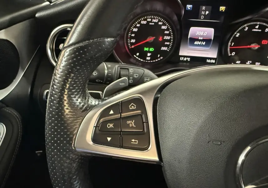 Gros plan sur le volant cuir et aluminium côté gauche du tableau de bord du Mercedes GLC 250 Fascination 2019.