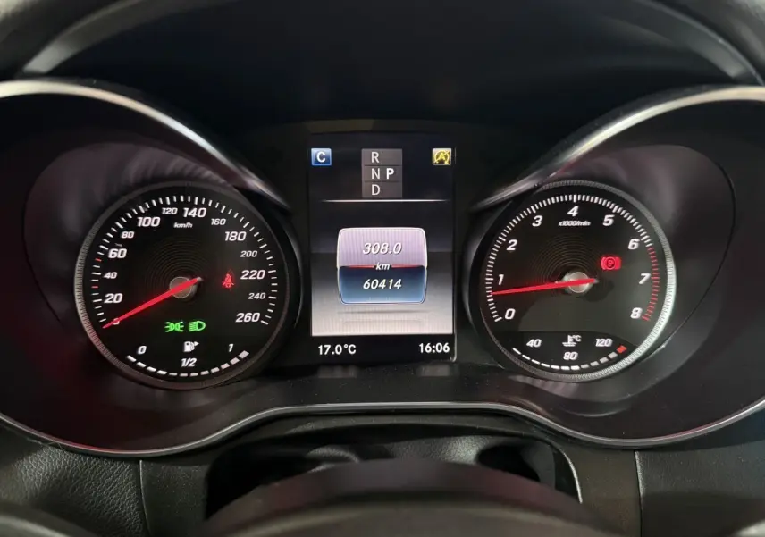 Vue rapprochée du tableau de bord de la Mercedes GLC 250 Fascination 2019, affichage digital et compte-tours visibles.