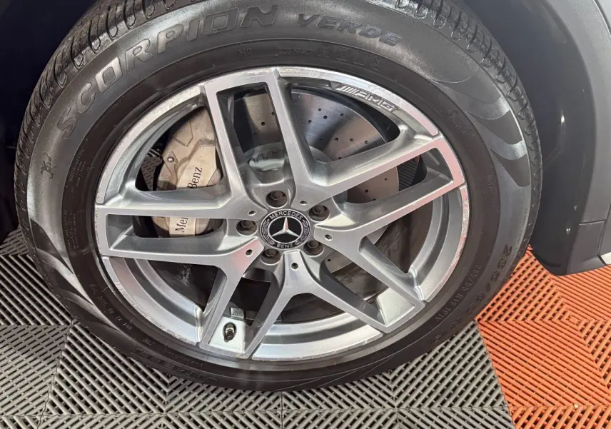 Gros plan sur la jante AMG argentée et le pneu Pirelli Scorpion Verde du Mercedes GLC 250 Fascination gris foncé.