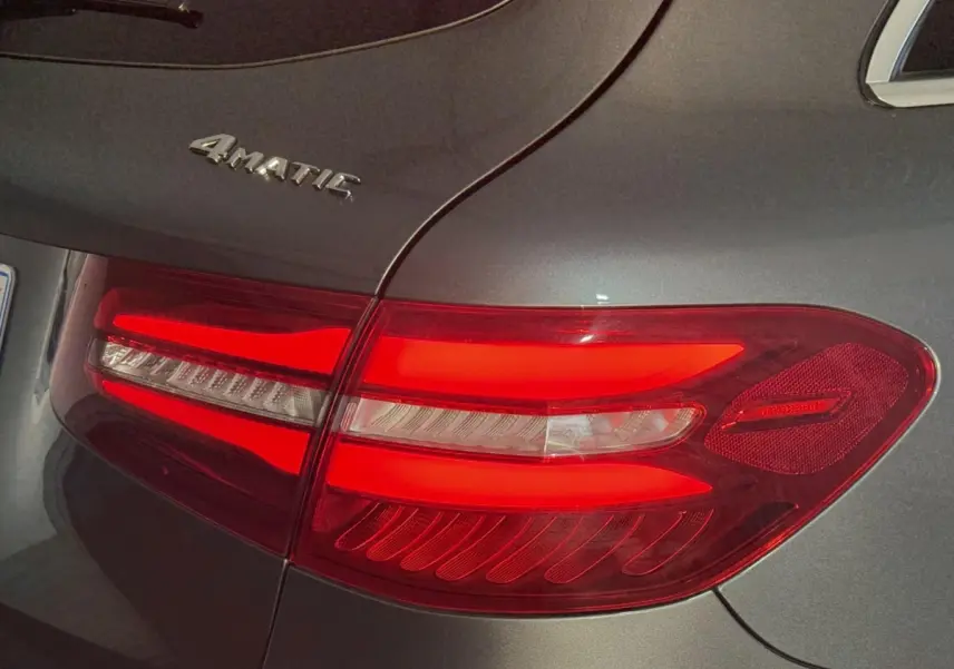 Gros plan sur le feu arrière droit rouge d’un Mercedes GLC 250 Fascination 4Matic gris foncé.