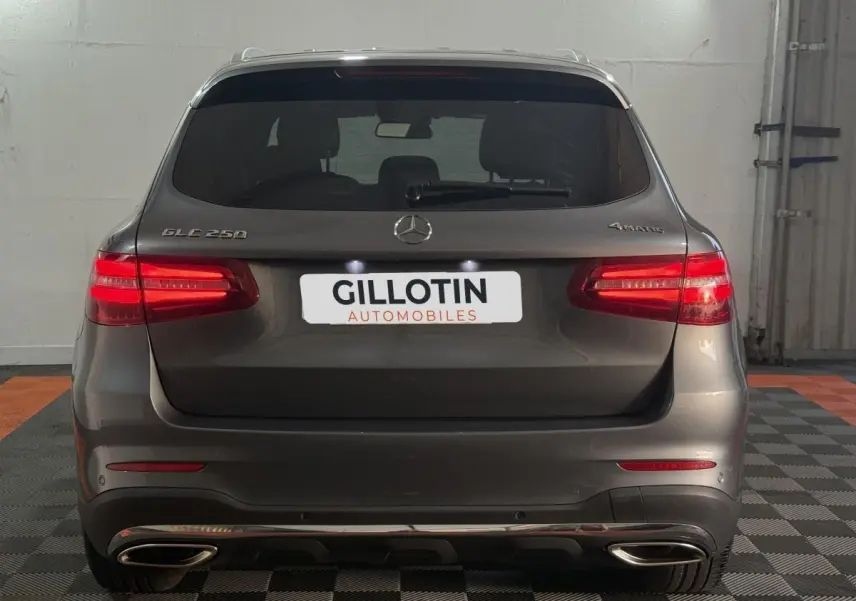 Vue arrière d'un Mercedes GLC 250 Fascination 4Matic gris foncé avec feux LED allumés en intérieur.