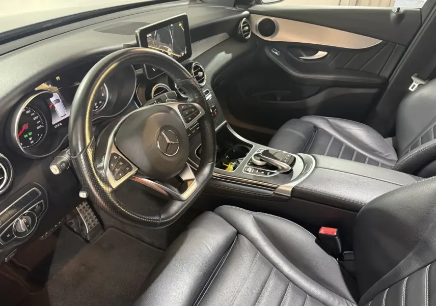 Vue intérieure côté conducteur du Mercedes GLC 250 Fascination 2019, avec sièges cuir noirs et tableau de bord moderne.