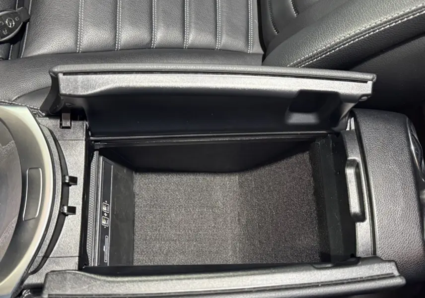 Vue plongeante sur le rangement central ouvert en cuir noir dans une Mercedes GLC 250 Fascination 4Matic 2019.
