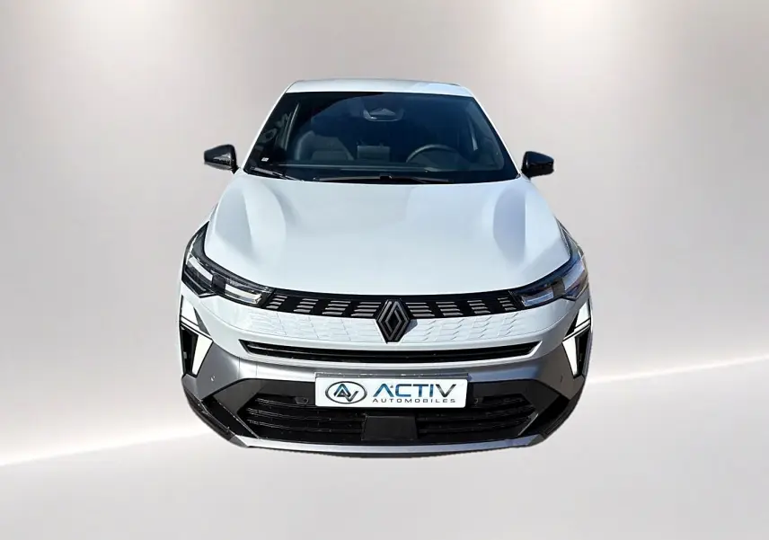 Vue avant d'une Renault Symbioz gris rafale avec calandre noire et phares LED fins, sur fond clair neutre.