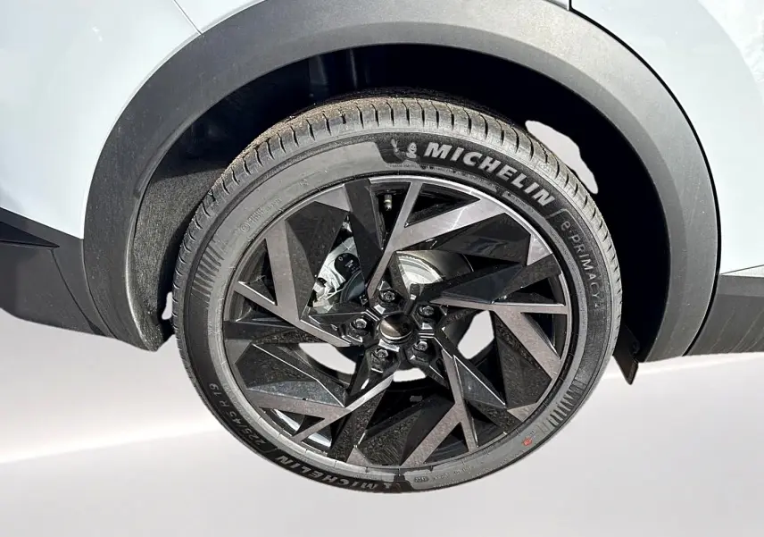 Gros plan sur la roue arrière droite du Renault Symbioz gris rafale avec jante alu noire au design géométrique.