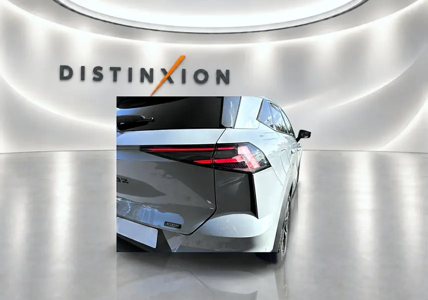 Vue arrière droite du Renault SYMBIOZ gris rafale avec feux arrière LED et hayon marqué e-tech.