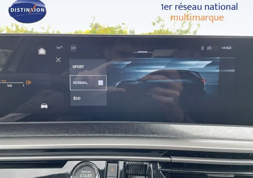 Écran central du Peugeot 5008 Hybrid 136ch GT 2025 montrant les modes de conduite, intérieur moderne noir.