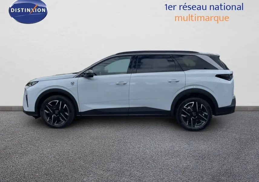 Profil côté gauche d'un Peugeot 5008 HYBRID 136CH GT blanc Okenite avec toit noir, roues alliage 19 pouces biton.