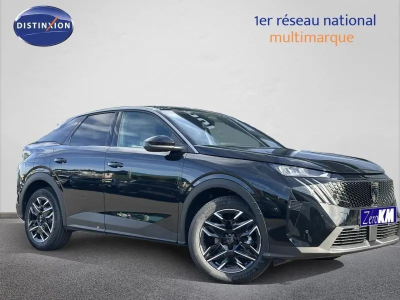 Peugeot 3008 Hybrid 145ch Allure noir Perla Nera vue 3/4 avant droit avec calandre distinctive et jantes alu noires.