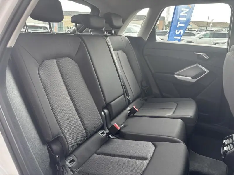 Vue intérieure côté droit des sièges arrière en tissu noir de l'Audi Q3 35 TFSI 2022 Blanc Glacier métallisé.