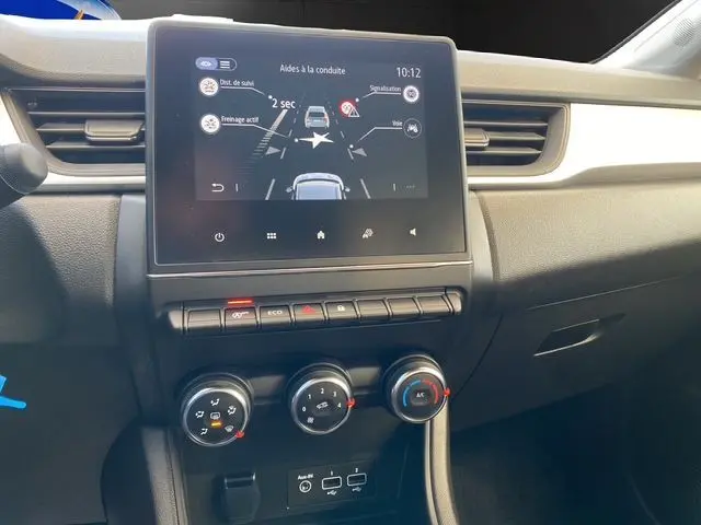 Tableau de bord du Renault Captur TCE 90 Équilibre 2023, écran tactile central avec aides à la conduite et commandes climatisation.