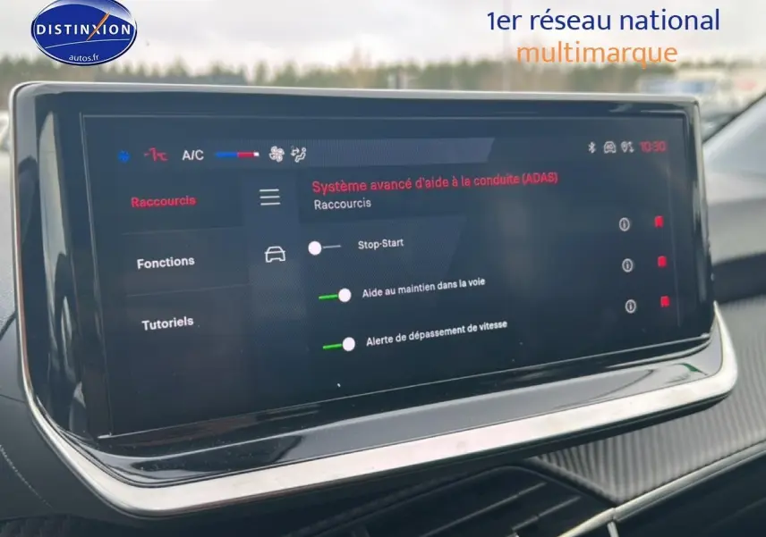 Peugeot 208 gris artense vue de face, mettant en valeur la calandre et les phares LED diurnes.