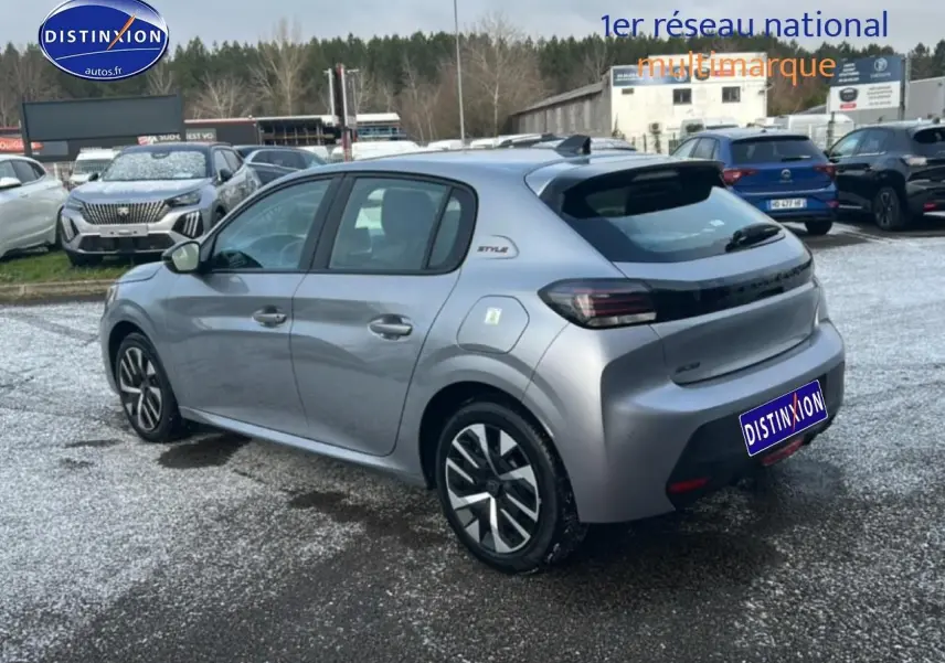 Peugeot 208 gris artense vue 3/4 arrière droit, avec jantes stylisées et badge Style sur la custode.