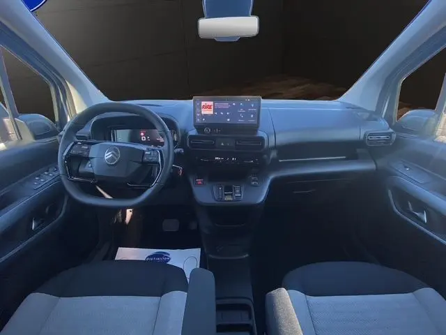 Vue intérieure avant du Citroën Berlingo gris Artense 2025, tableau de bord avec écran tactile et volant multifonction.