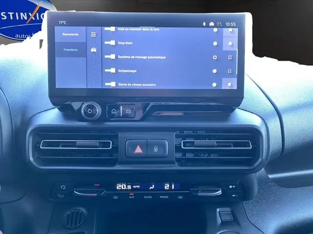 Vue rapprochée de l’écran tactile central et des commandes de climatisation du Citroën Berlingo gris Artense 2025.