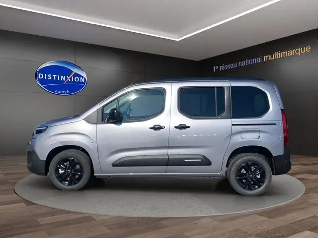 Vue de profil côté gauche du Citroën Berlingo gris Artense avec jantes alliage noires et vitres teintées.