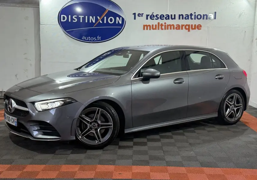 Mercedes Classe A 200 AMG Line gris foncé vue de profil côté gauche, avec jantes alliage et phares LED allumés.