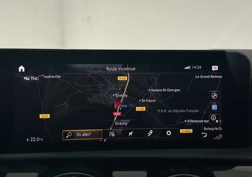 Écran tactile de navigation 10,3 pouces dans Mercedes Classe A 200 AMG Line, affichage carte en intérieur.