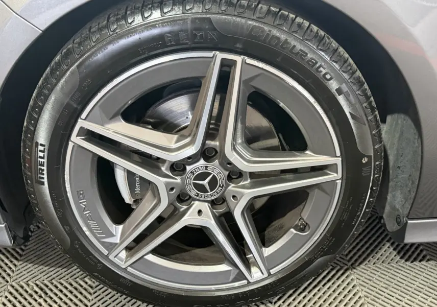 Gros plan sur la jante AMG gris foncé d’une Mercedes Classe A 200 AMG Line avec pneu Pirelli Cinturato P7.