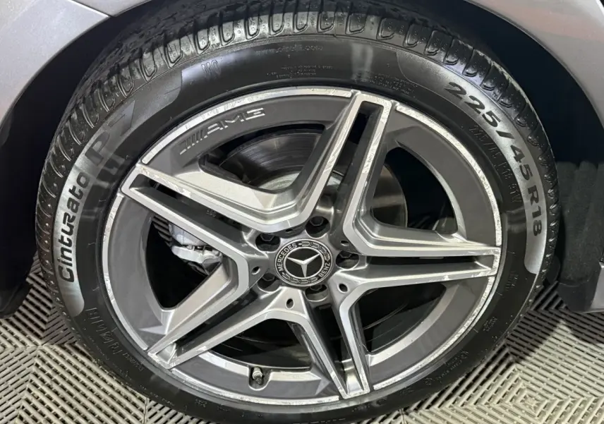 Gros plan sur la jante AMG gris foncé et le pneu Pirelli Cinturato 225/45 R18 d'une Mercedes Classe A A 200 AMG Line.
