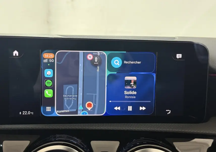 Écran tactile central de la Mercedes Classe A 200 AMG Line 2021 affichant navigation et musique.