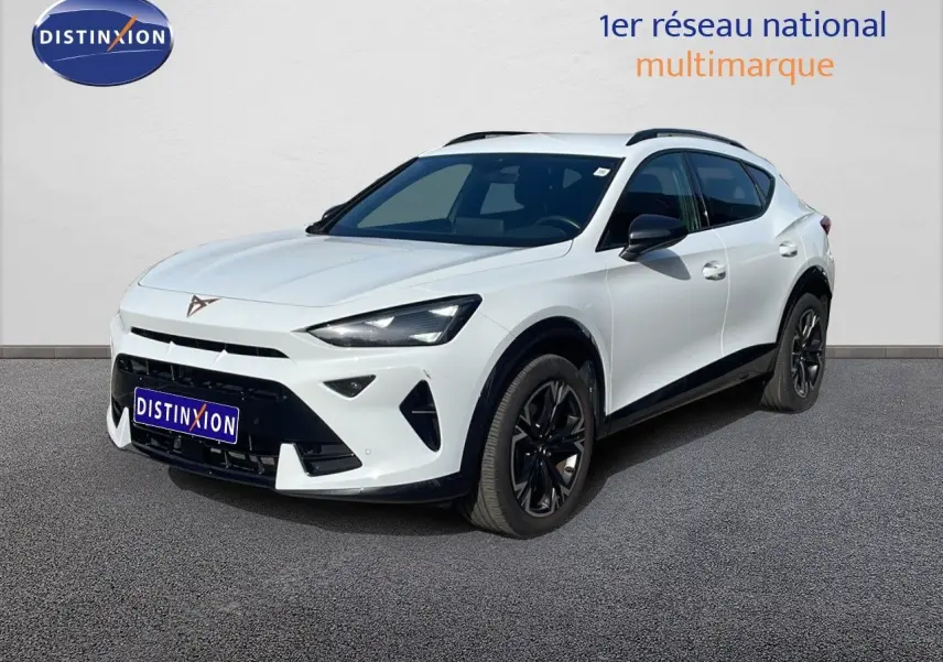 Vue 3/4 avant d'un CUPRA Formentor blanc neige métal avec jantes noires et détails noirs contrastants.