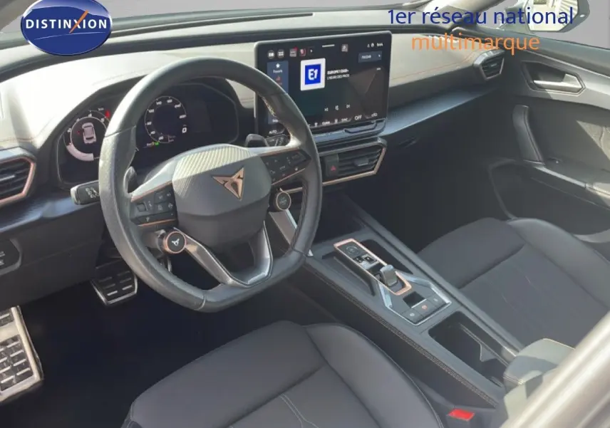 Vue intérieure côté conducteur du CUPRA Formentor 2.0 TDI 150CH DSG 2025 avec volant cuir noir et écran tactile central.