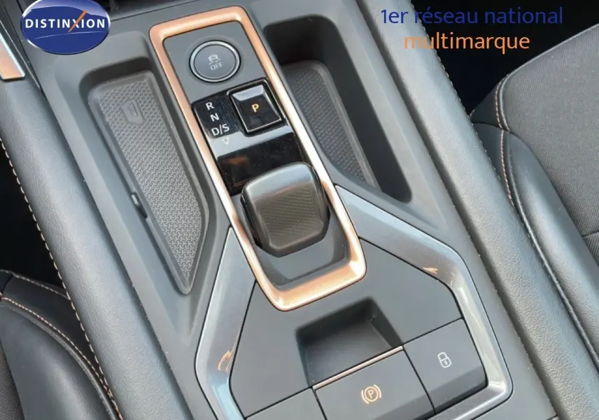 Gros plan sur la console centrale noire avec levier de vitesse et boutons de la CUPRA Formentor 2.0 TDI 150CH DSG 2025.