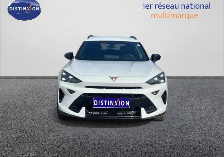 Vue frontale d'un CUPRA Formentor blanc neige métal, avec calandre marquée et phares LED anguleux.