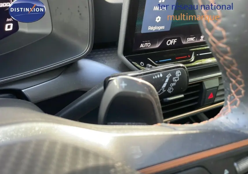 Gros plan sur la commande de clignotant et partie du tableau de bord du CUPRA Formentor 2.0 TDI 150CH DSG, intérieur noir.