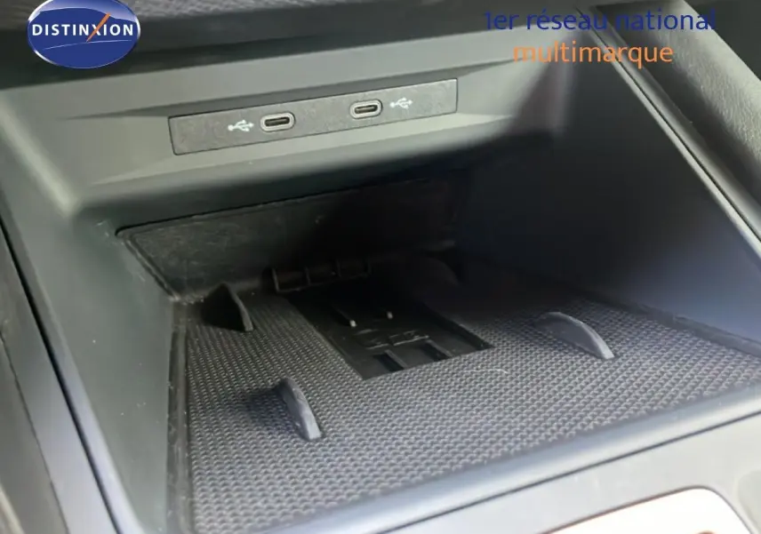 Gros plan sur la console centrale du CUPRA Formentor 2025, montrant les ports USB et un espace de rangement noir.