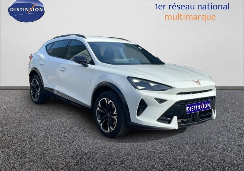 SUV CUPRA Formentor blanc neige métal en 3/4 avant droit avec jantes noires et détails noirs contrastants.